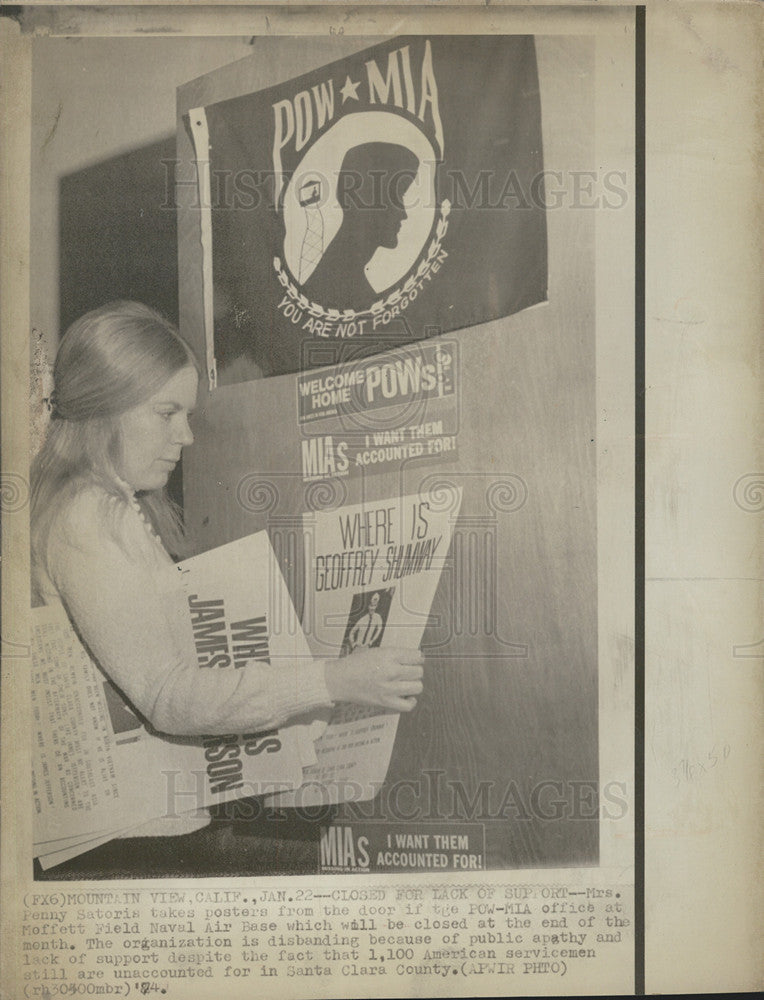 1974 Press Photo Woman Cleaning Closing POW-MIA Office Moffett Field Base - Historic Images