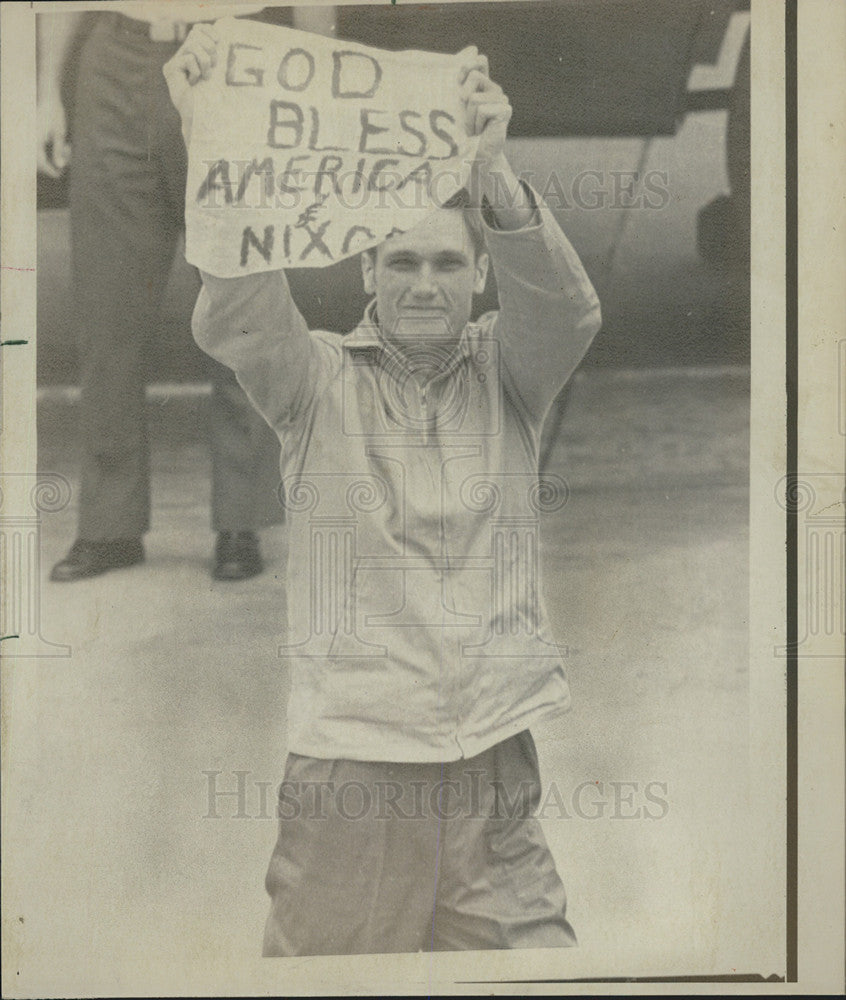 1978 Press Photo Prisoner Of War Returns Home Holding Sign God Bless America - Historic Images