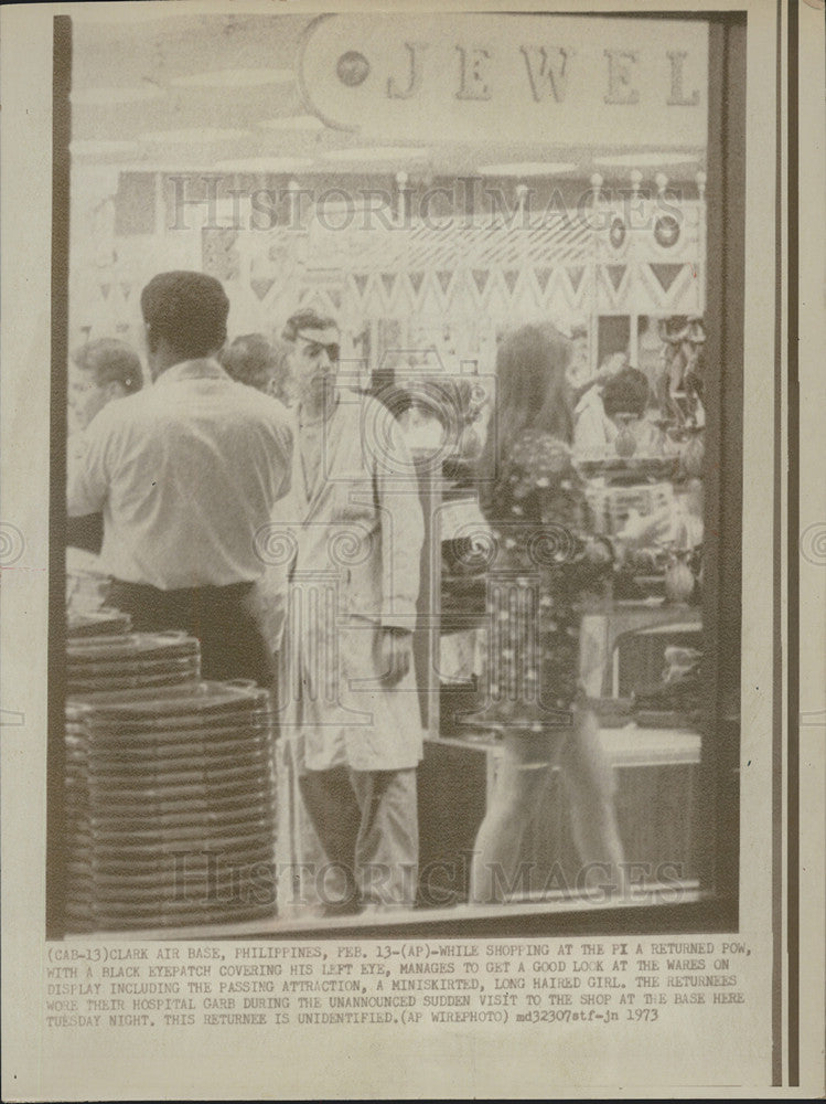 1973 Press Photo Returned POW Shopping In Philippines Checking Out Woman - Historic Images