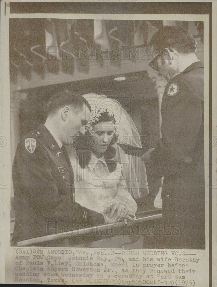 1973 Press Photo Army POW Captain Johnnie Ray Wedding Dorothy Praying Ceremony - Historic Images