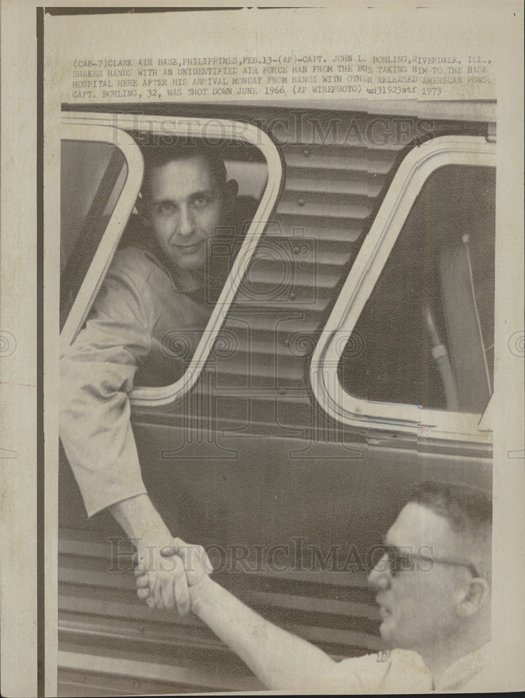 1973 Press Photo POW Captain John Bohling Shaking Hands From Bus Window - Historic Images