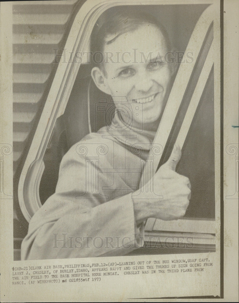 1973 Press Photo Returned POW Larry Chesley Smiling From Bus Clark Air Base - Historic Images