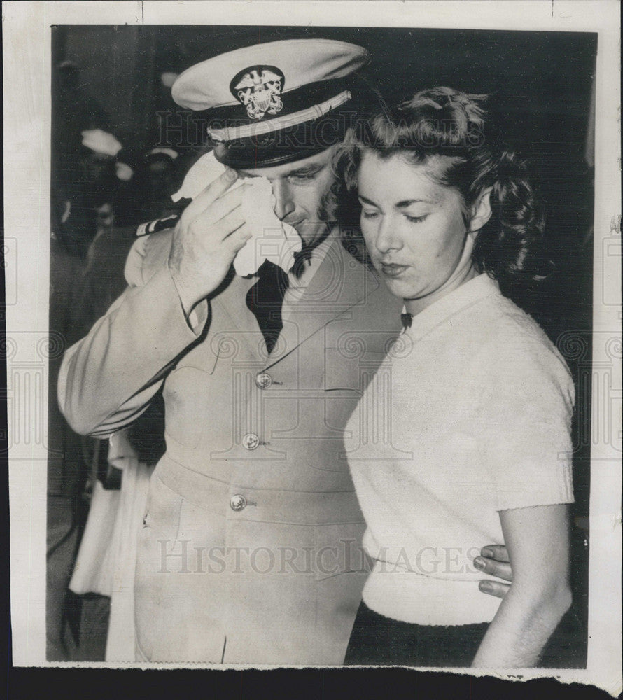 1954 Press Photo Chaplain Mearle Jay Weeping With Wife Bennington Explosion - Historic Images