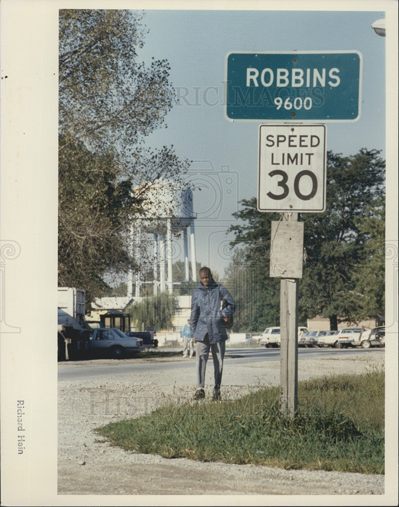 1990 Press Photo Robbins Resident Jimmy Johnson Walking Along Street - Historic Images