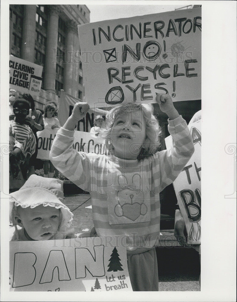 1990 Press Photo Children At Incinerator Protest Illinois Center Plaza - Historic Images