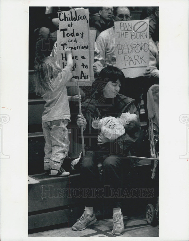 1990 Press Photo Woman With Child Incinerator Protest Eisenhower School Rally - Historic Images