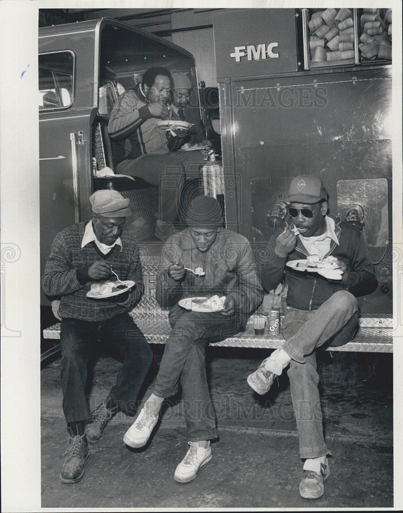 1987 Press Photo Fire Volunteers Eating Free Lunch Robins Fire Department - Historic Images