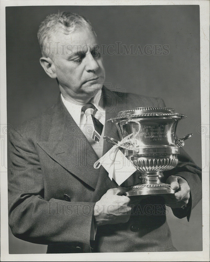 1948 Press Photo Leslie M. Price Trophy, two mile University Relay in Chicago - Historic Images