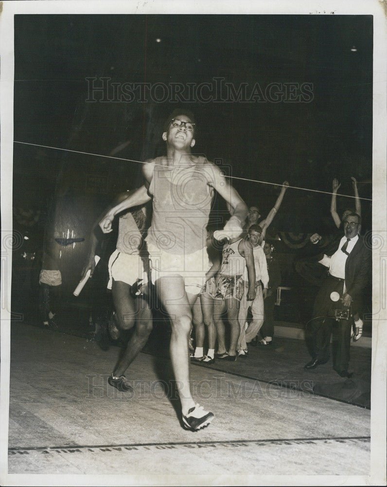 1960 Press Photo Dennis Bowers comes in first in City High School Relays - Historic Images