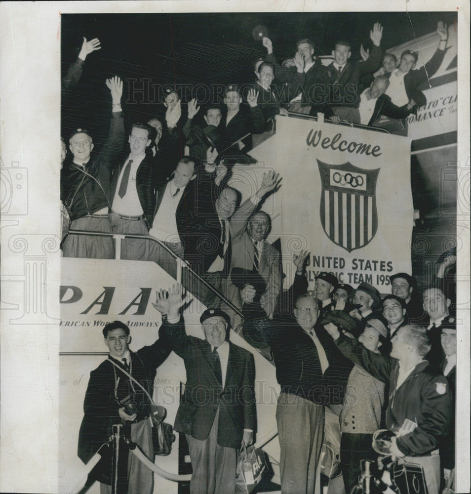 1956 Press Photo The U.S. Olympic team waves goodbye on their way to Australia - Historic Images