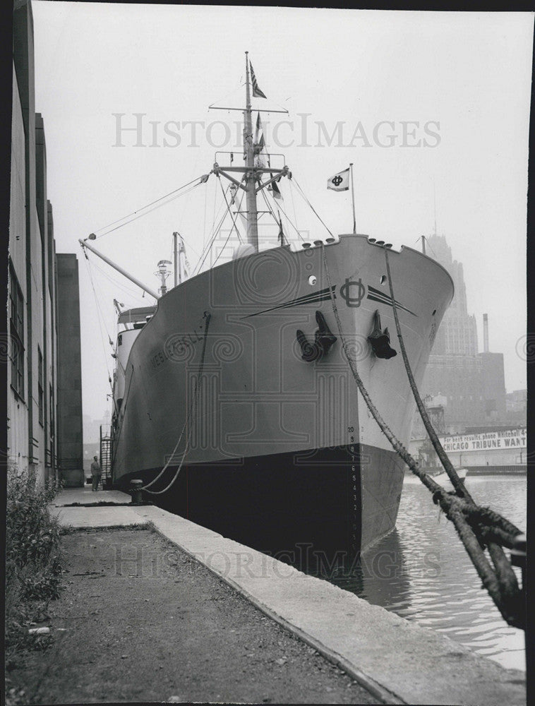 1951 Press Photo The M.V. Veslefjell unloadscargo in Chicago on maiden voyage - Historic Images