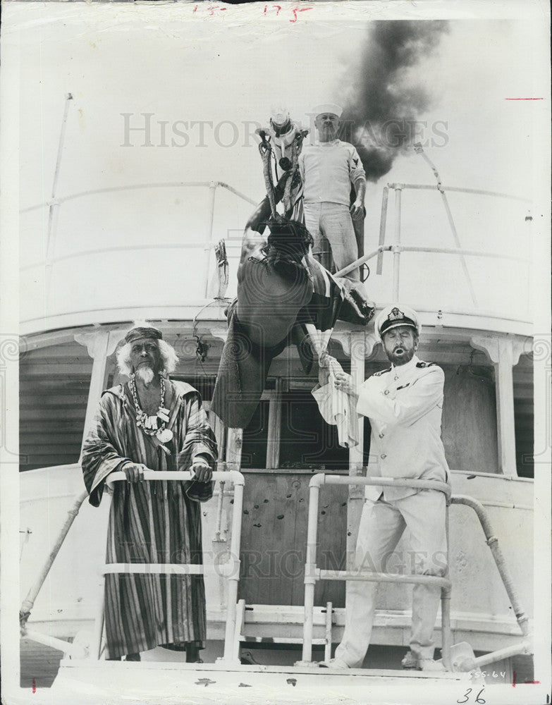 Press Photo David Niven in The Extraordinary Seamen - Historic Images