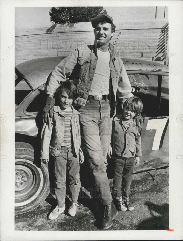 1973 Press Photo Dennis Weaver in Rolling Man - Historic Images