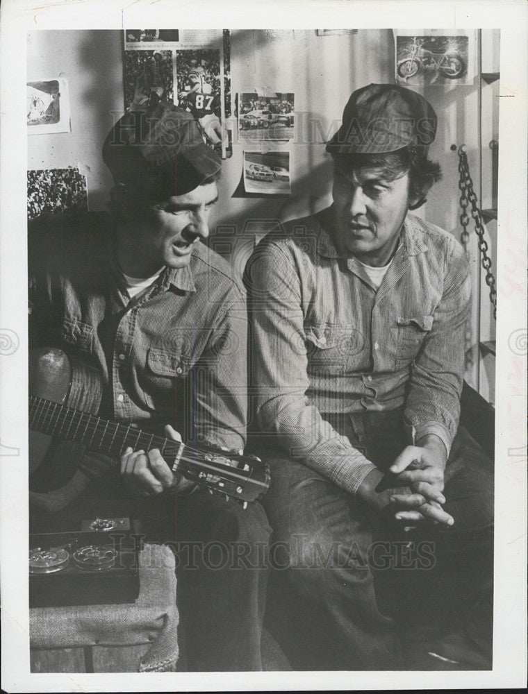 Press Photo Dennis Weaver and Jimmy Dean in Rolling Man - Historic Images