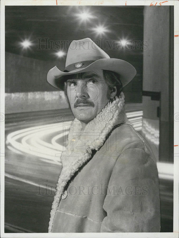 1973 Press Photo Dennis Weaver in McCloud - Historic Images