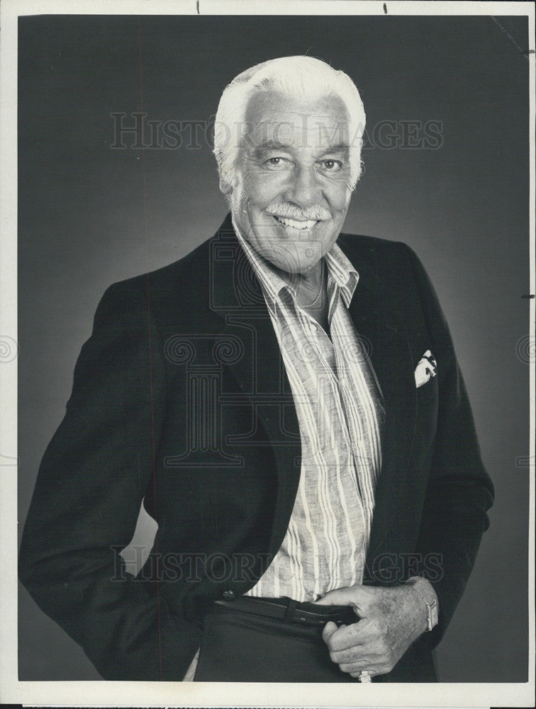 1985 Press Photo Cesar Romero in Falcon Crest - Historic Images