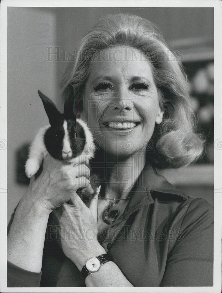 1971 Press Photo Dinah Shore with an Easter Bunny - Historic Images