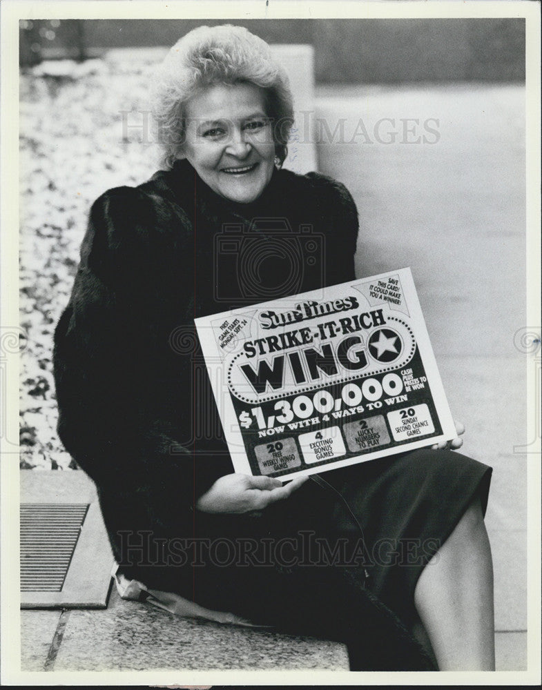 1984 Press Photo Loretta Gilliam shows off her fur coat WINGO prize - Historic Images