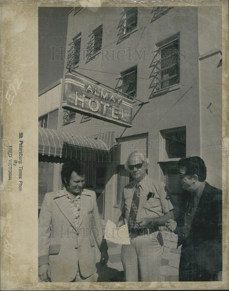 1973 Press Photo John 3:16 Cook/Jess Page/Lash Larue Signs Contract- Almay Hotel - Historic Images