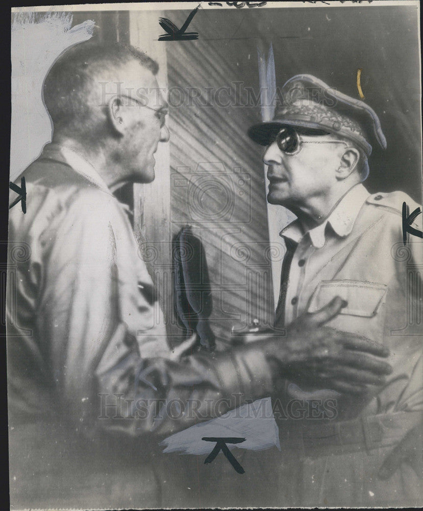 1943 Press Photo General MacArthur Chats With POW Col AC Oliver - Historic Images