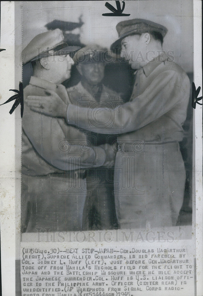 1945 Press Photo Gen MacArthur Says Bye To Col Sidney Huff Before Departure - Historic Images