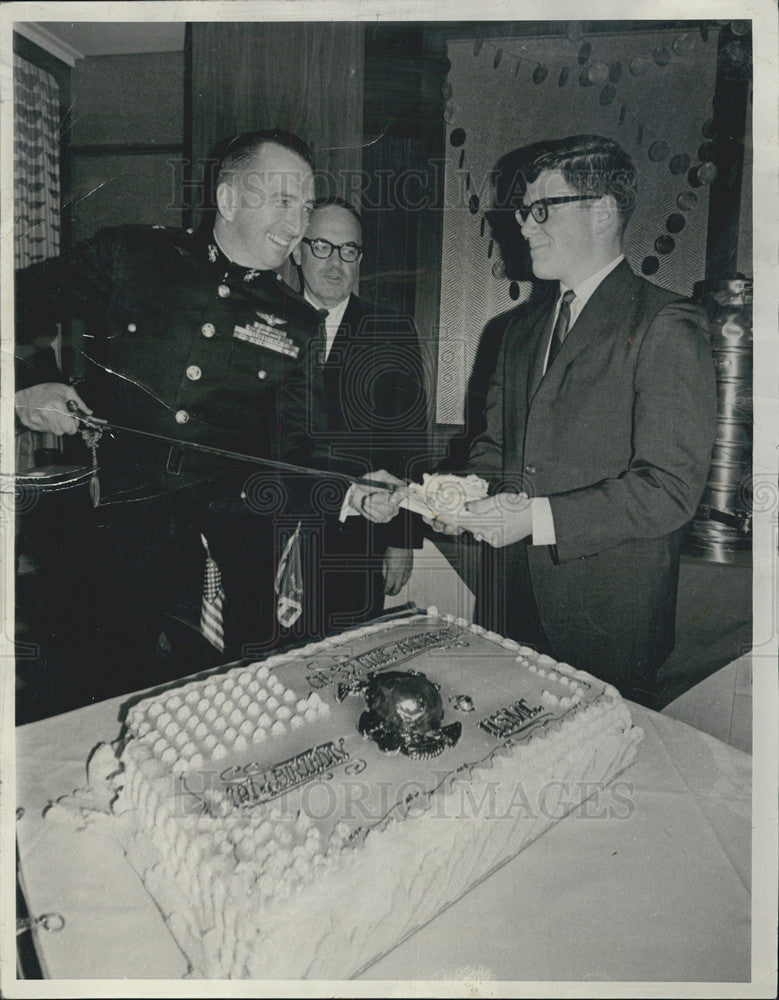 1966 Press Photo Brigadier Arthur H. Adams, Herman Kogan &amp; Pvt Michael O&#39;Connor - Historic Images