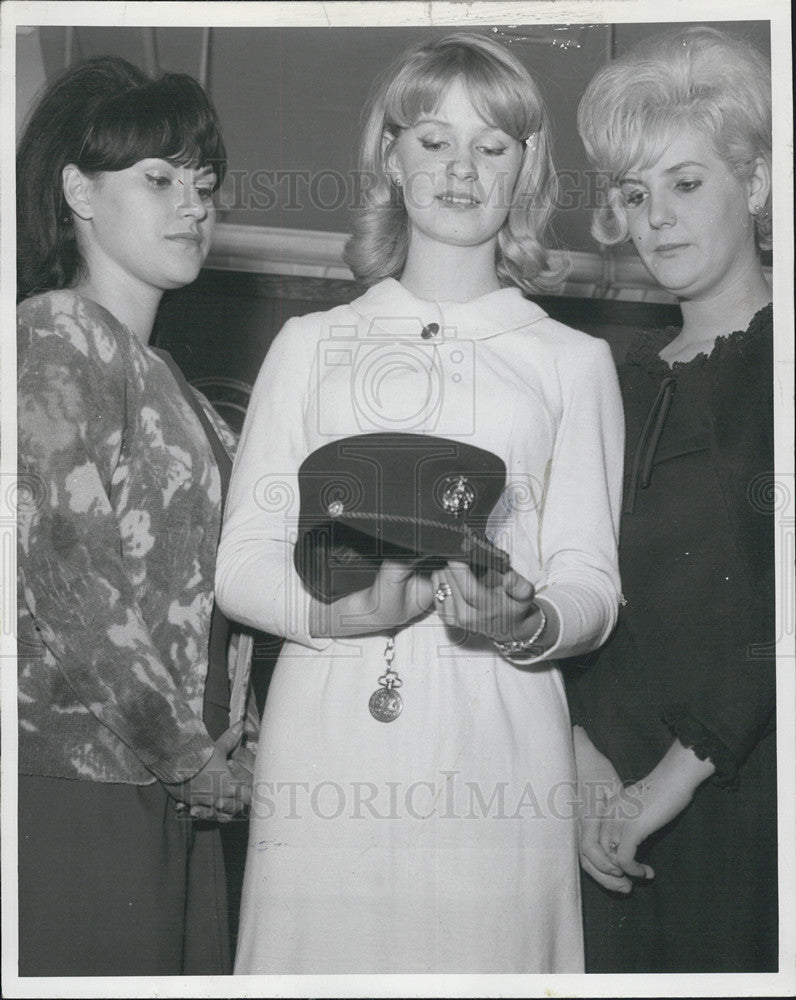 1967 Press Photo Amelia D. Brackney starting her training with the Womens Marine - Historic Images