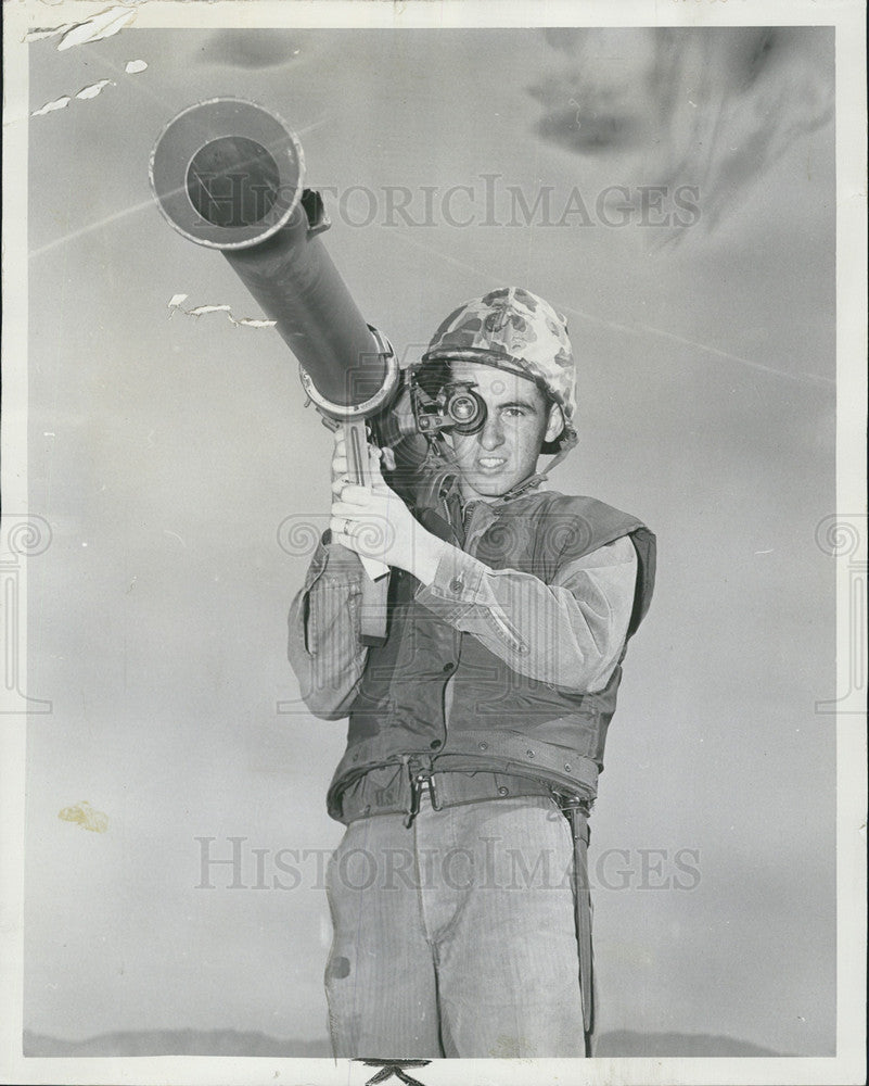 1959 Press Photo Pfc. Richard Hartnett with his rocket launcher at Camp Pendleto - Historic Images