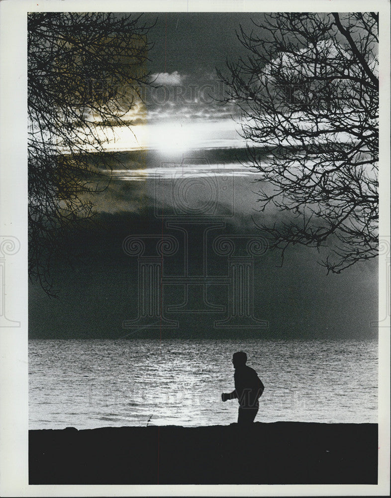 1983 Press Photo Sunrise on a morning runner at Lakefront and 57th Street, Chica - Historic Images