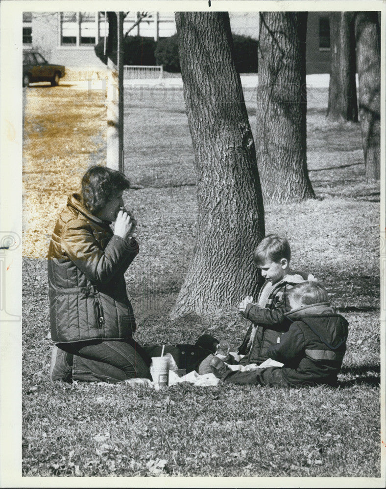 1984 Press Photo Enjoying the mild winter at Evergreen Park in Chicago - Historic Images