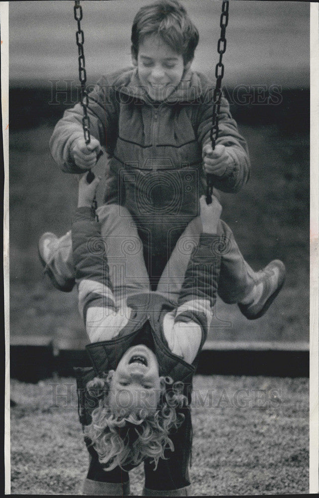 1984 Press Photo Enjoying the swings and mild winter at East End Park in Chicago - Historic Images