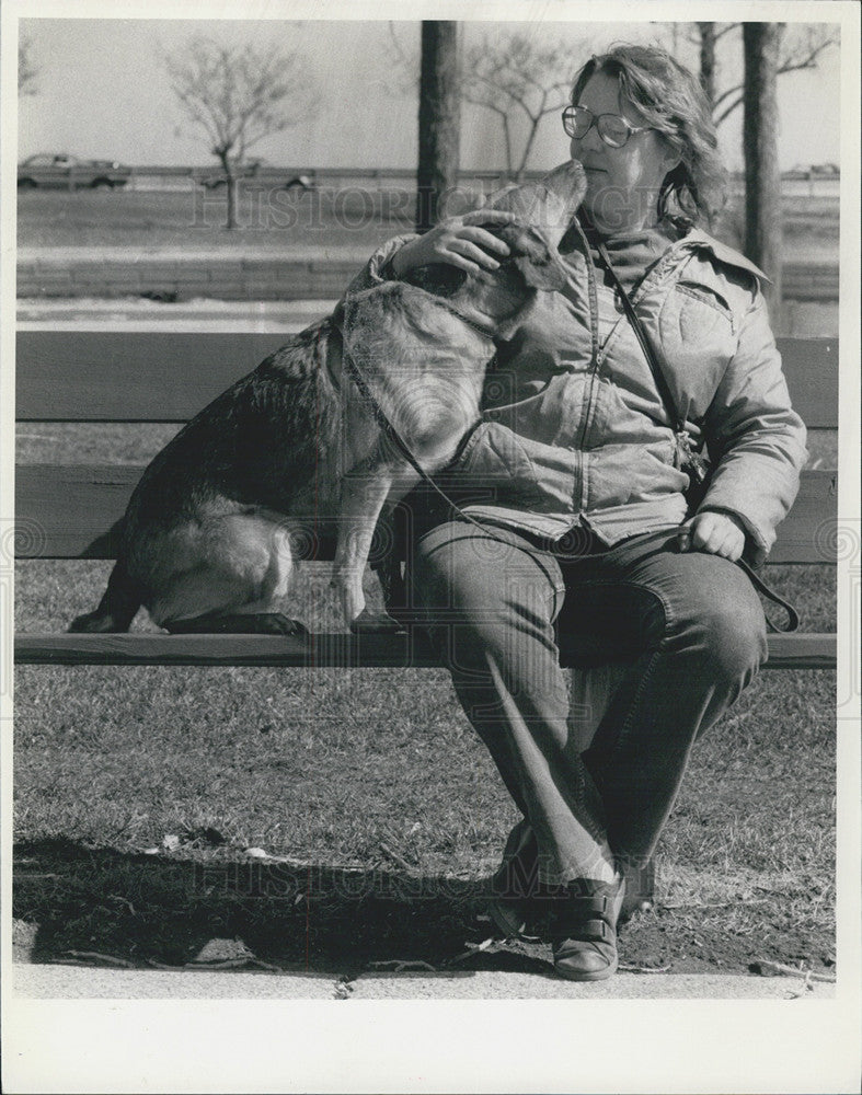 1985 Press Photo Louise Pelc enjoys the sun and her dog on a mild winter day - Historic Images