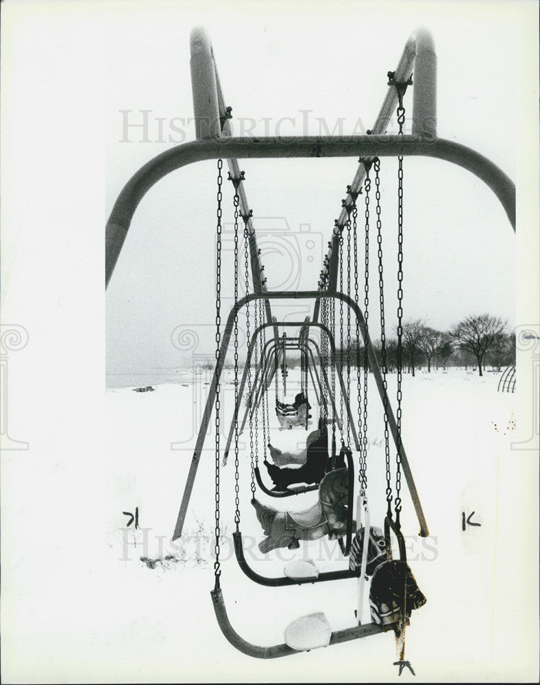 1984 Press Photo Snow covered swings at 31st Street Beach waiting for Spring - Historic Images