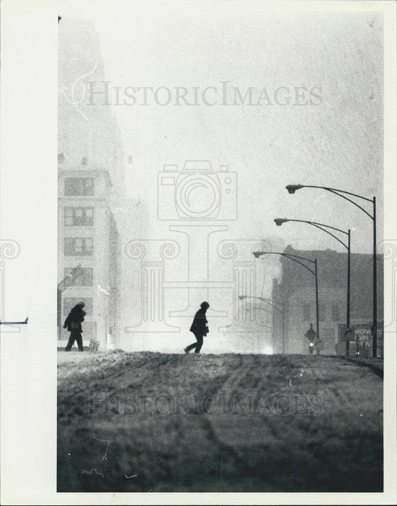 1986 Press Photo Braving a Chicago snow storm - Historic Images