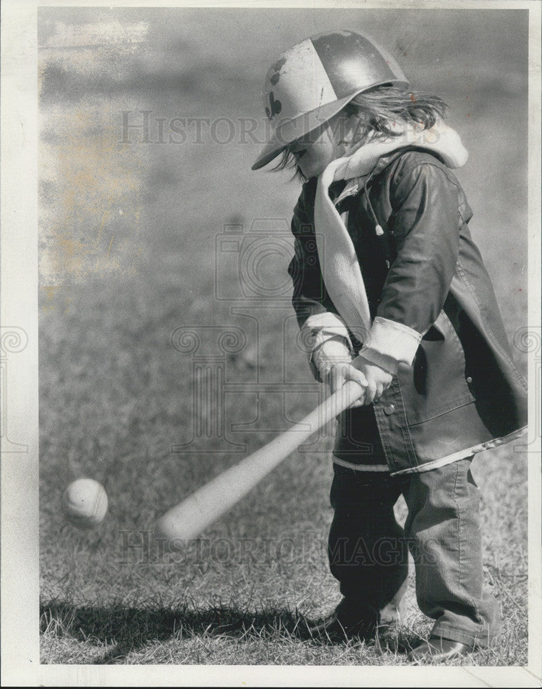 1985 Press Photo At bat in the mild Chicago winter is Emmanuelle Duquette - Historic Images