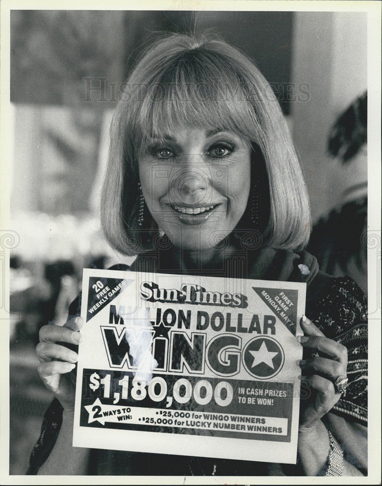 1984 Press Photo Actress Terry Moore holding up her WINGO card - Historic Images