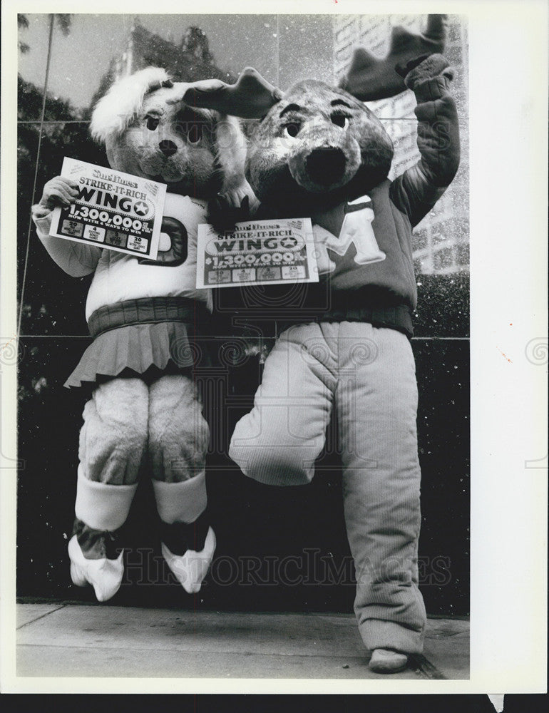 1984 Press Photo Dotty Dog and Montgomery &quot;Good News&quot; Moose with Wingo - Historic Images