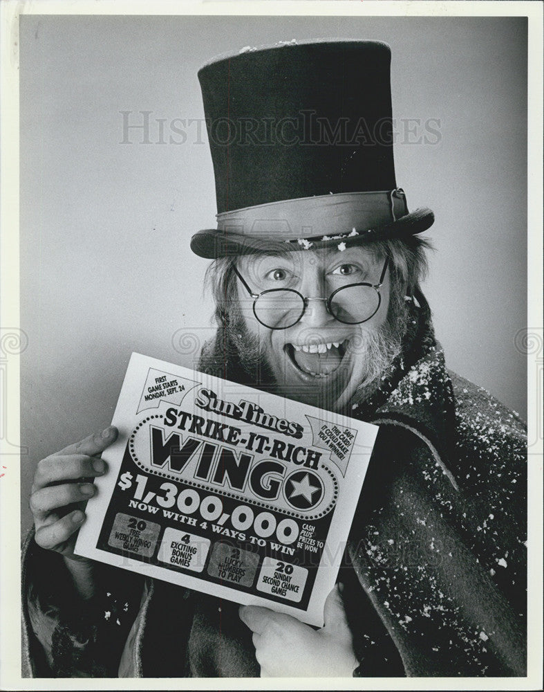 1984 Press Photo Actor Frank Galati as Scrooge, with his Wingo card - Historic Images