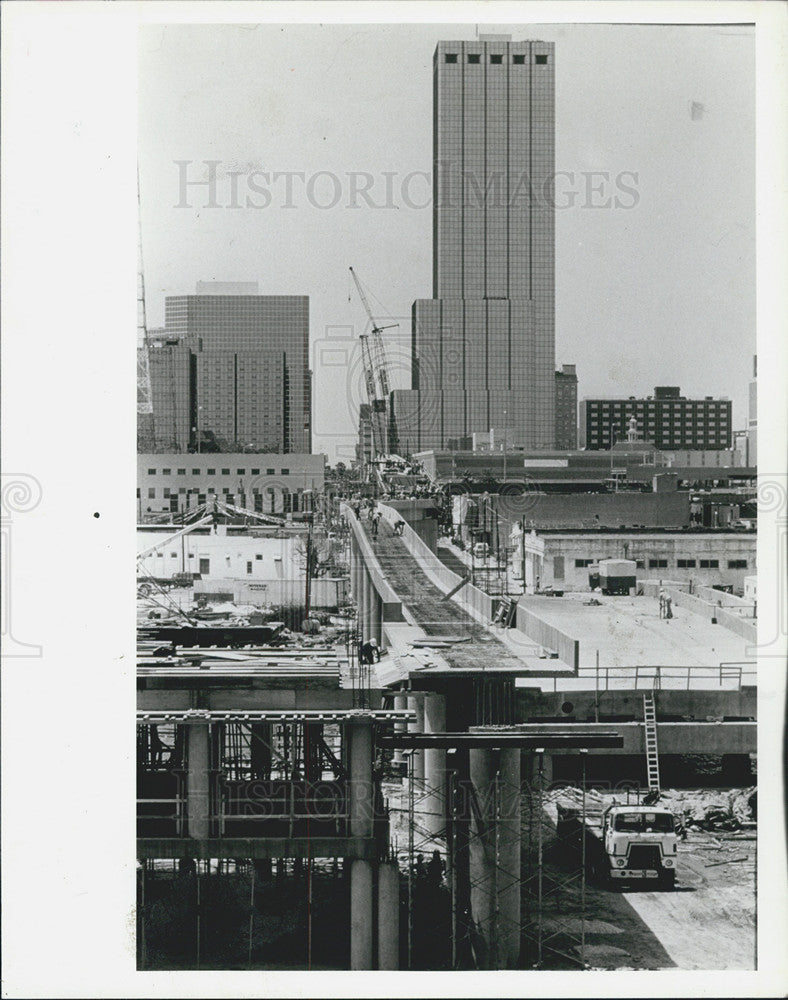 1984 Press Photo Building the elevated people mover in Tampa, Fl - Historic Images