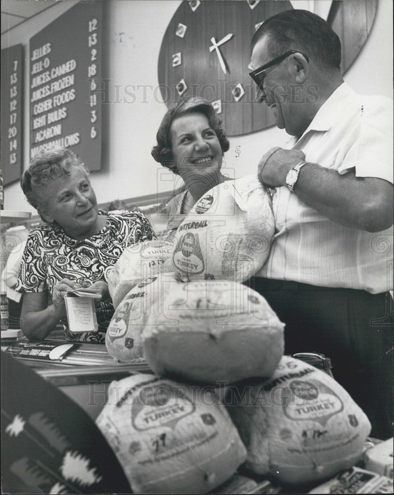 1967 Press Photo SHopping in Tamarac-By-The-Gulf, Florida - Historic Images