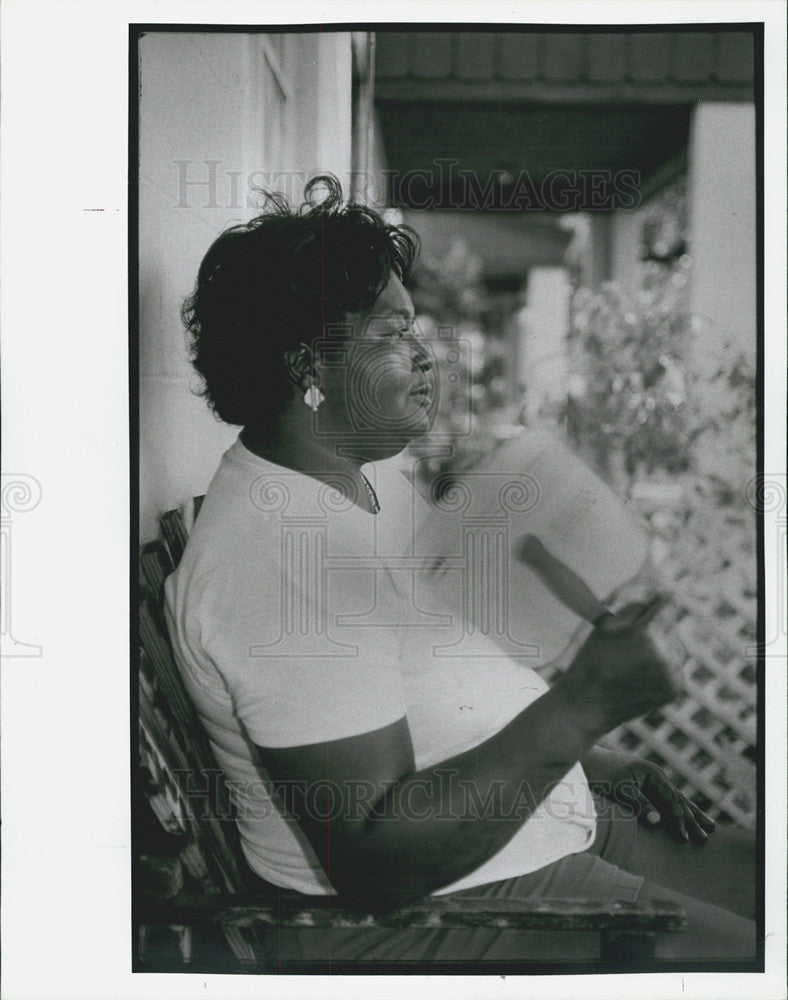 1991 Press Photo Edna Mae Lewis fans herself on a hot Tampa day - Historic Images