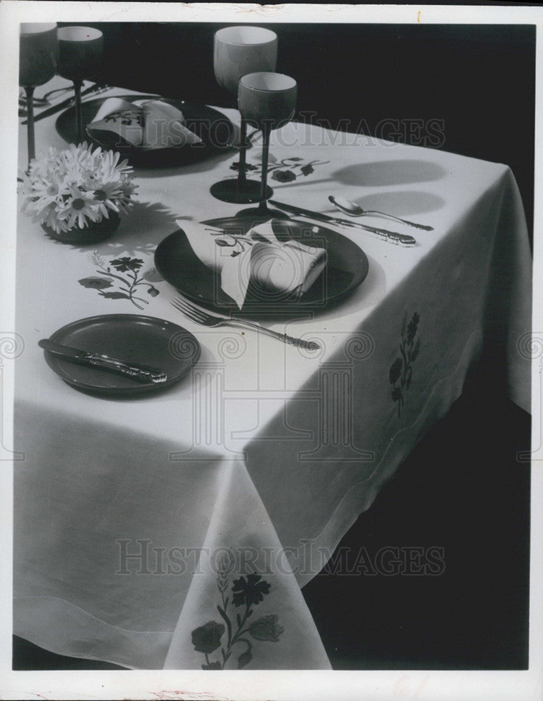 Press Photo Fashionable tableware - Historic Images