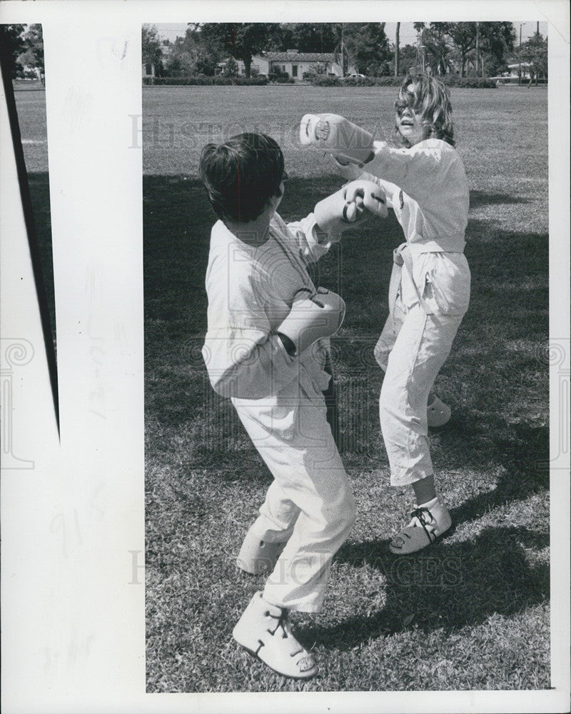 1977 Press Photo Members of the St. Petersburg Highschool Karate Club practice - Historic Images