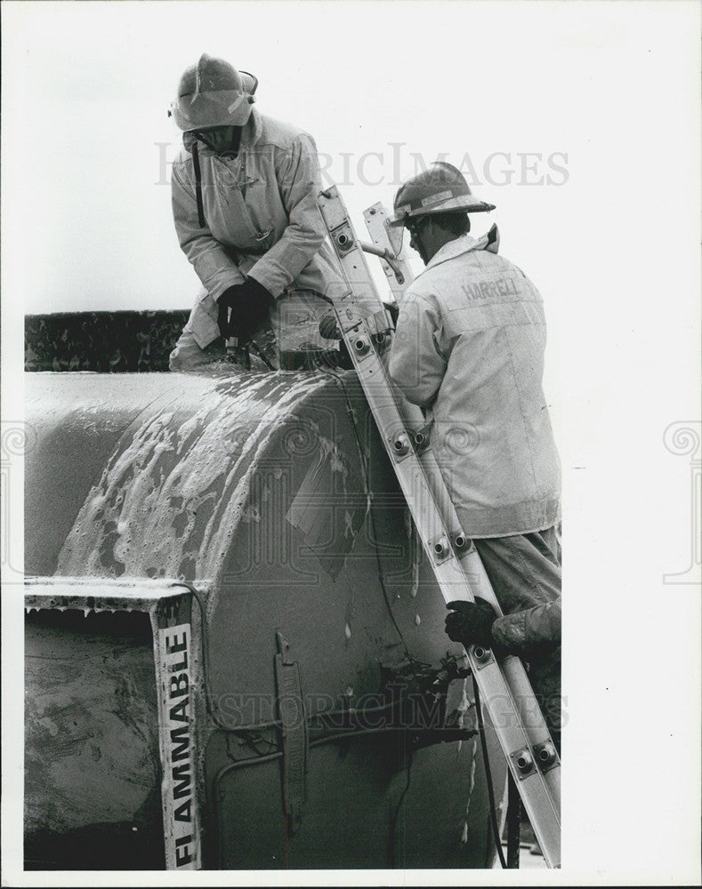 1985 Press Photo Tampa firefighters practicing at a drill - Historic Images