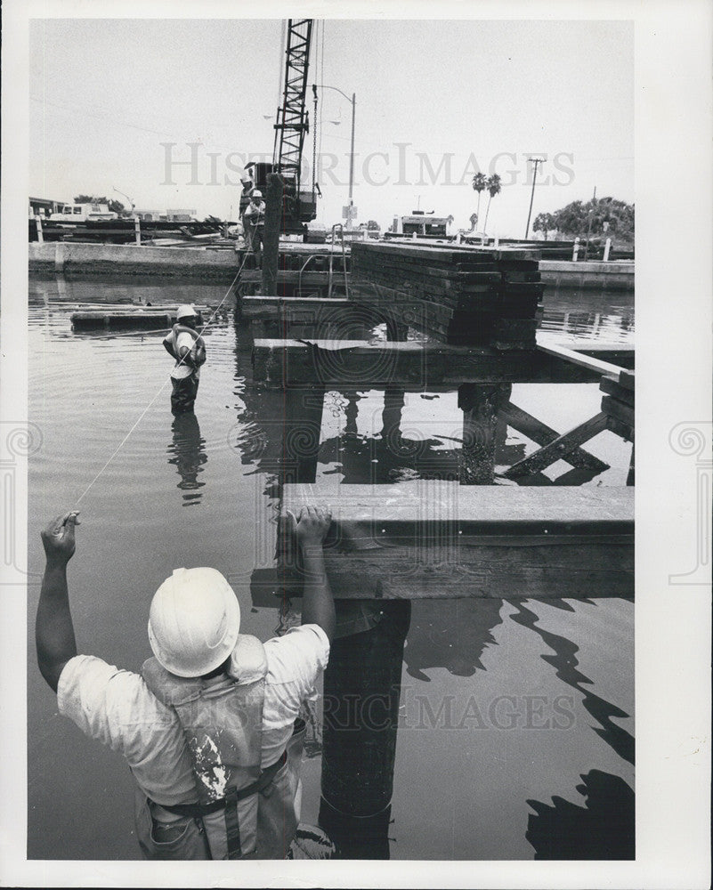 1975 Press Photo Bridge building on Bay Shore Drive in Florida - Historic Images