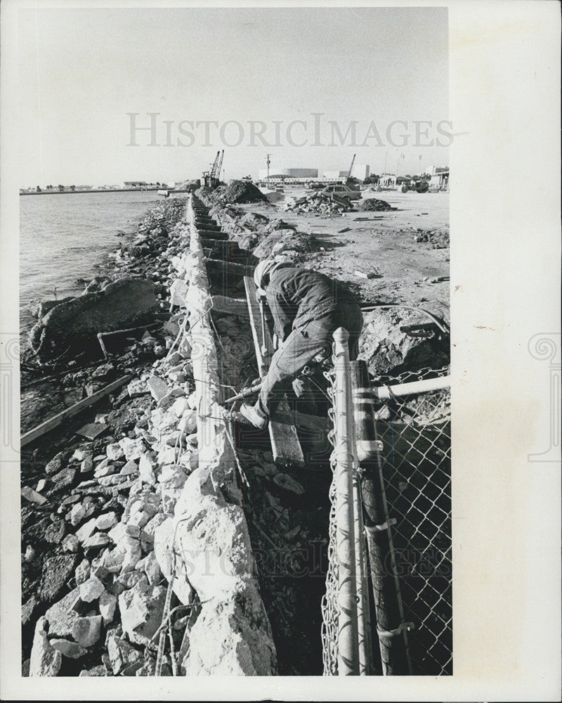 1977 Press Photo breaking down Tampa Bay seawall to replace a new one - Historic Images