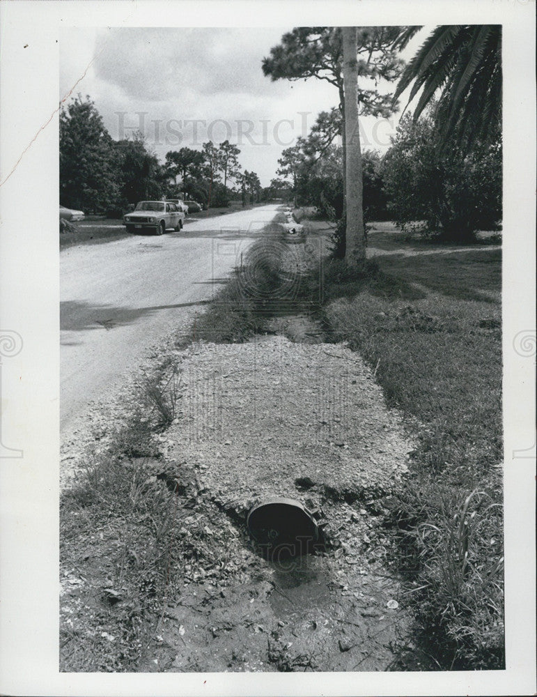 1974 Press Photo Paved portions of St. Petersburg streets causing flooding - Historic Images