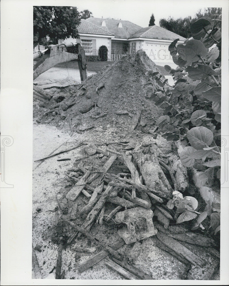 1973 Press Photo Tearing up and fixing St. Petersburg streets - Historic Images