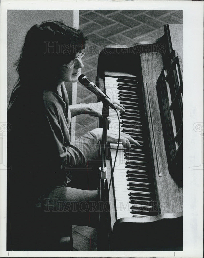 1983 Press Photo St. Petersburg Waterfront Square talent search - Historic Images