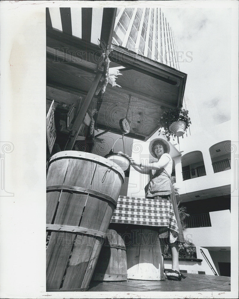 1982 Press Photo Plaza Beach Drive fruit stand, St. Petersburg, Fl - Historic Images